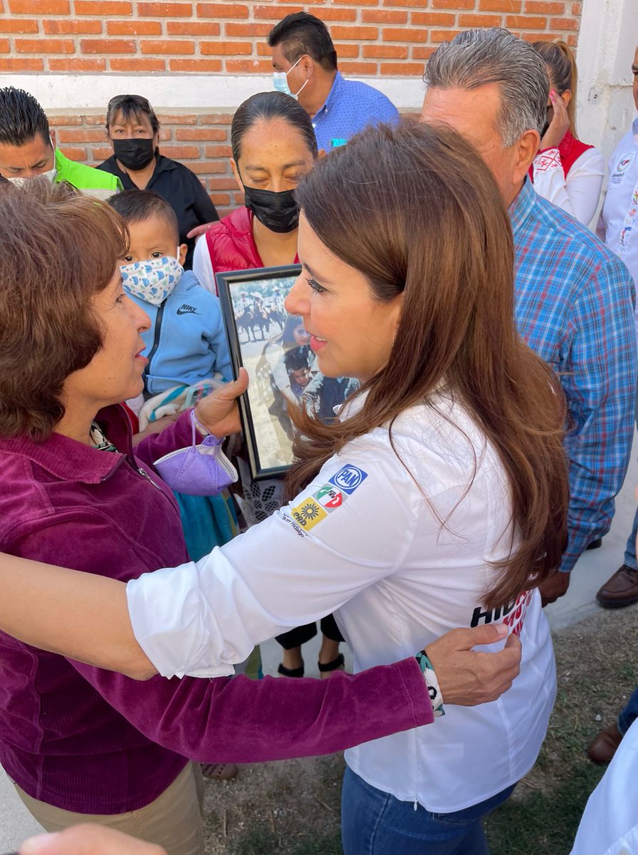 RevistaLideresP's tweet photo. #AlMomento 
La Candidata de la coalición Va por Hidalgo @caroviggiano  es recibida por habitantes del municipio de #Ajacuba. En especial la señora Yudilia Quintana le entrega una foto del recuerdo cuando entregó apoyos en este municipio. https://t.co/EjMXHyuVKV