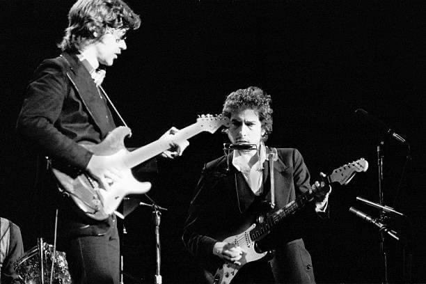 r0bbier0berts0n's tweet photo. 1/ When we played Madison Square Garden, with the crowd standing and cheering us on, I was very conscious of how on our last tour with Bob, in 1966, the audience had booed us most nights. 

(Continue thread ⬇️…) https://t.co/ypOGZwDddB