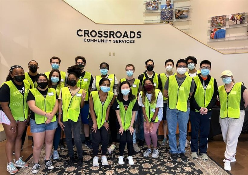 Sandi_L_Pruitt's tweet photo. Our research shows that promoting consistent food pantry use improves client food security & health. I'm so proud of our @UTSWnews student volunteers who helped @CrossroadsComm5 promote #strongfamilies & #changedcommunities with nutritious food this holiday weekend. https://t.co/xBbfcdyJhT