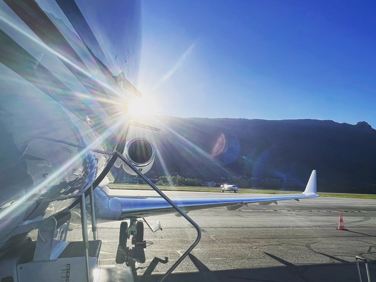 redsnail's tweet photo. Sunset at Chambery. #pilotlife #crewlife #professionaltourist #Views https://t.co/ffNh7kc27b