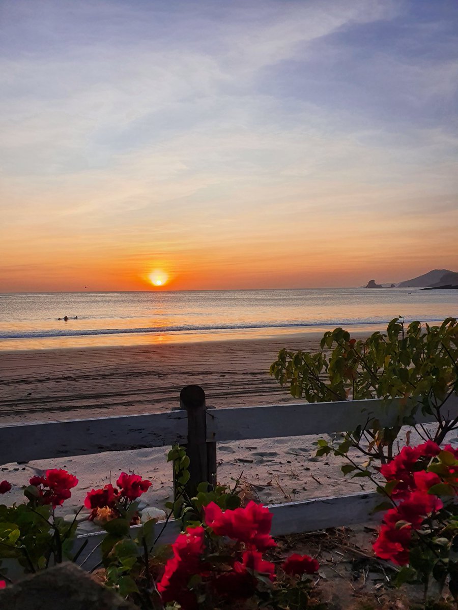 Con ese atardecer terminaban mis vacaciones en mi #Nicaragua

Que ni se vende ni se rinde jamás, las playas todas a reventar esta semana santa 2022.

La paz es total en Nicaragua.