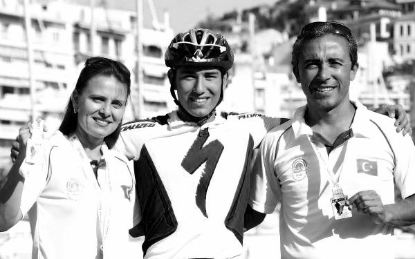 GSB_izmir's tweet photo. Triatlon Federasyonu İzmir İl Temsilcisi Adnan Yahşi’nin oğlu Milli Triatlet Ata Yahşi’nin geçirdiği trafik kazası sonucu hayatını kaybettiğini büyük bir üzüntü ile öğrenmiş bulunmaktayız.Kendisine Allahtan rahmet , Ailesine ve sevenlerine sabır ve başsağlığı dileriz. https://t.co/3VCZKYS146