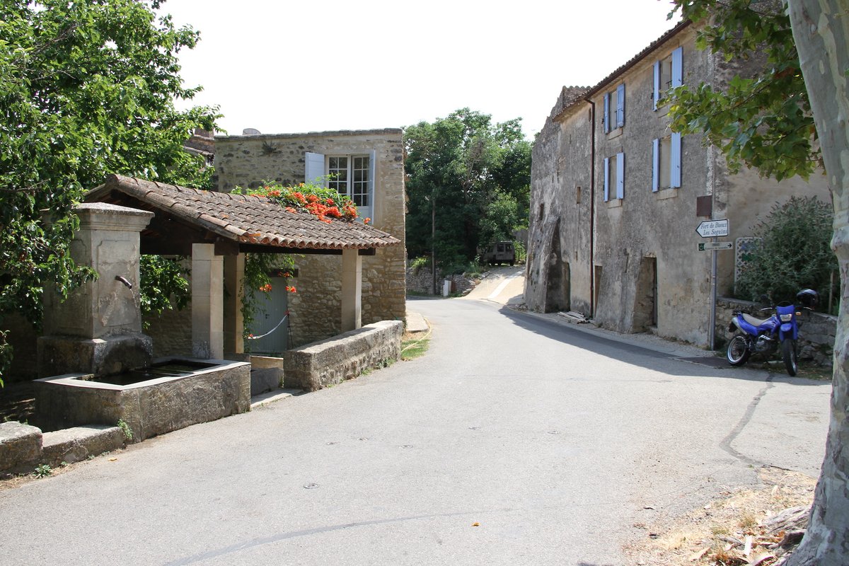DirtyHarry071's tweet photo. #Buoux #Vaucluse #Luberon #MagnifiqueFrance https://t.co/GuO4dqLCJ5