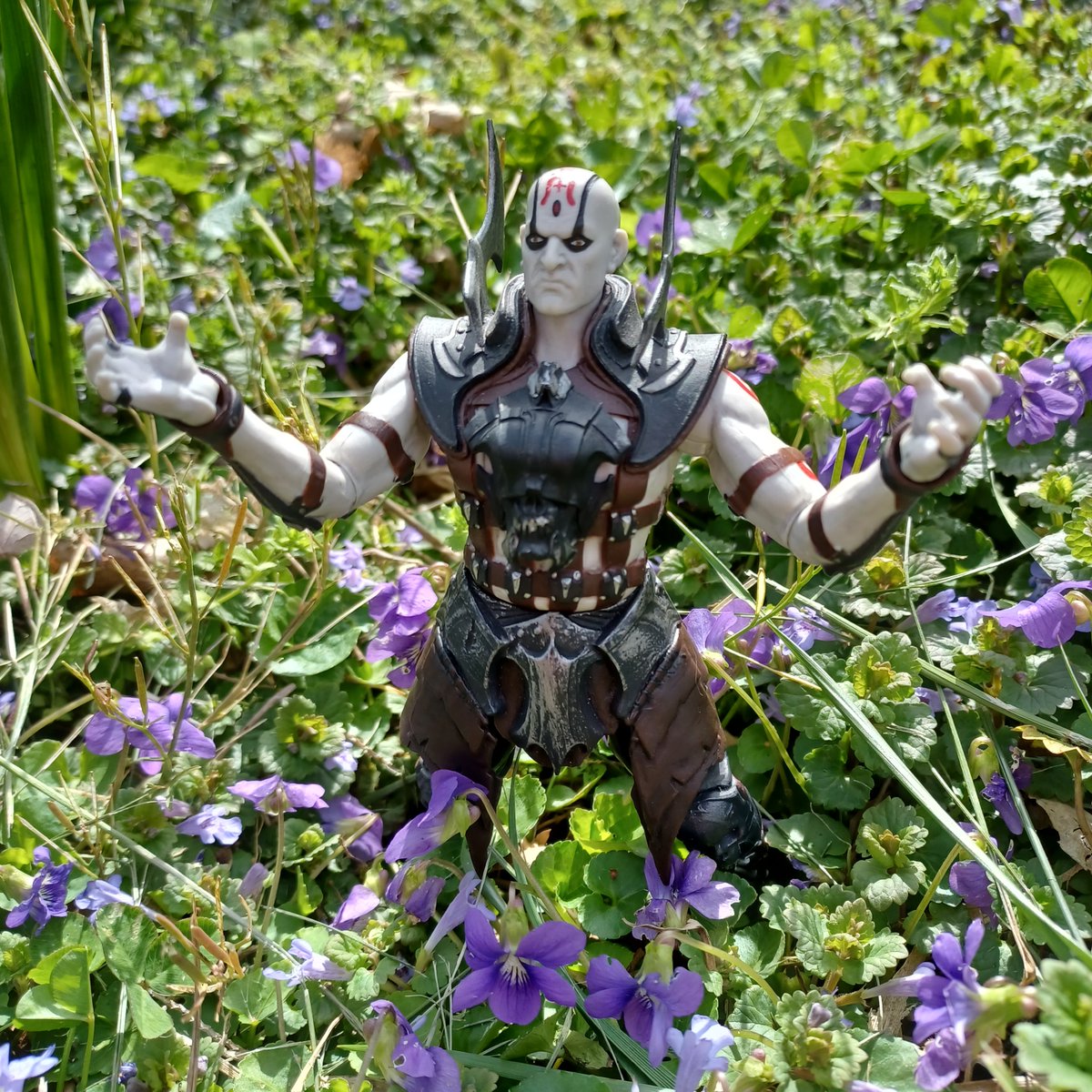 QuanChiFacts's tweet image. Hope your weekend was bright and beautiful! 💚 Meant to post these yesterday, but didn't get around to it til now! That's okay, we can have Quan Chi with flowers today instead 🌼💀🌼

#woolay #tinyquanchi #quanchifacts #spring #Easter2022 #mortalkombat #quanchi