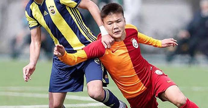 Bir çok maçını izledim , şunu soyleyebilirim denge sorununu hallederse mükemmel bir 9.5 numara olur.Sahsi düşüncem 10 numara değil daha çok Ivan perisic tarzı çok uygun , çok benzer .Göbekten delici özelliği zorlanınca bence sol ön forvette denenirse ve kendisi de çalışırsa
 💛❤️