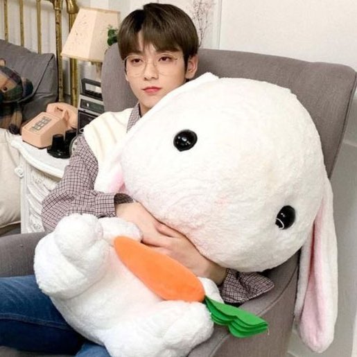 0098zip's tweet image. just them hugging big plushies ☹️

#SOOBIN #TXT @TXT_bighit #SEONGHWA #ATEEZ @ATEEZofficial