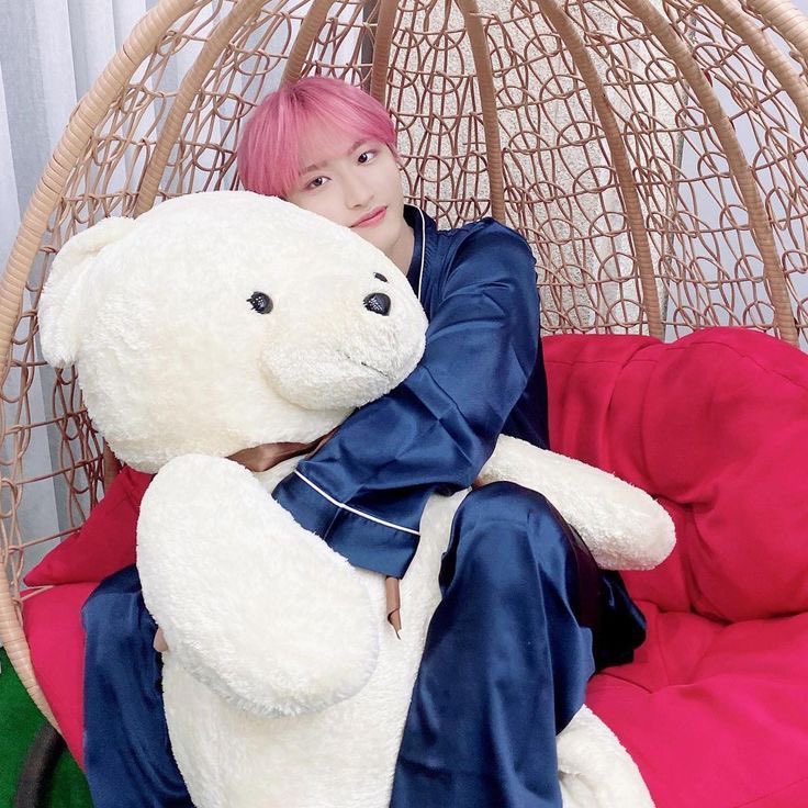 0098zip's tweet image. just them hugging big plushies ☹️

#SOOBIN #TXT @TXT_bighit #SEONGHWA #ATEEZ @ATEEZofficial