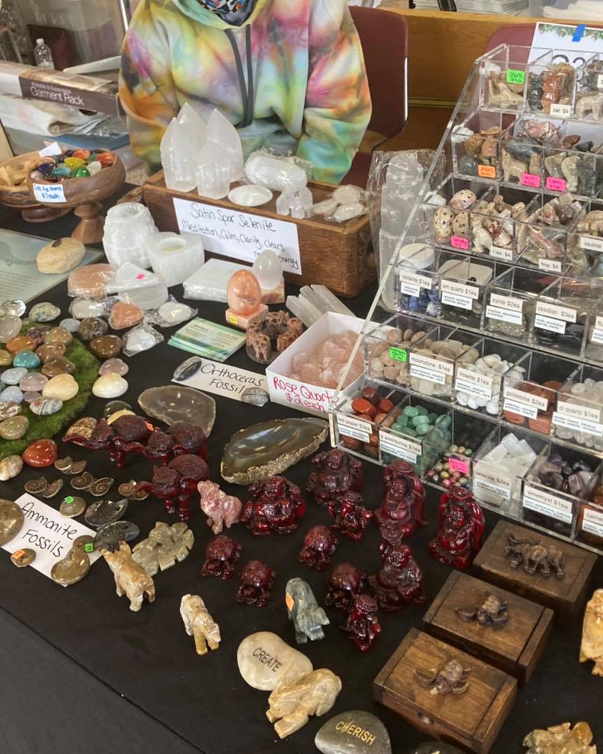 VisuallyOddCon's tweet image. Be sure to Cheeker's Gemstones and Jewelry at the 2022 Visually Odd Con on April 23rd &amp;amp; 24th!  Cheeter's Gemstones and Jewelry will have a wide collection of crystals, fossils, jewelry and stone spirit animals available for purchase!
