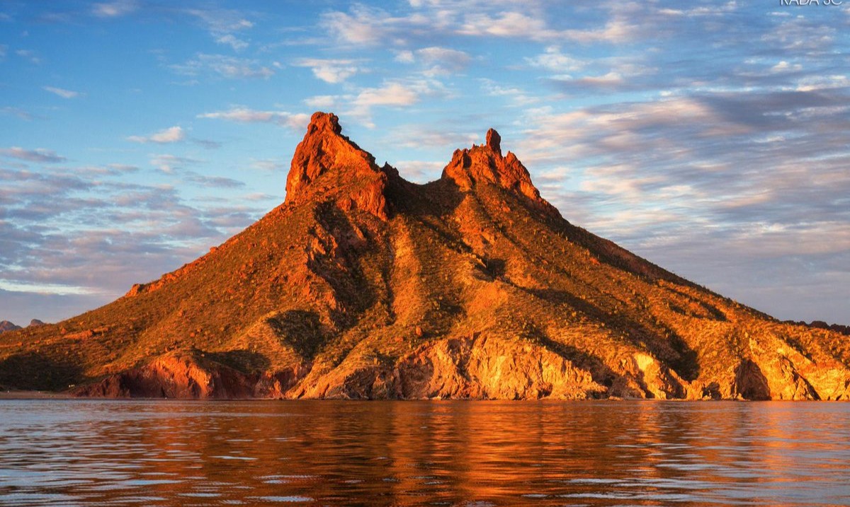 lucesmexicanas's tweet photo. 📍Cerro Tetakawi, Sonora Uno de los puntos más hermosos de San Carlos  con formaciones rocosas únicas que se alzan imponentes sobre una hermosa bahía. #tetakawi #sonora #mexico #sancarlos #sancarlossonora #visitsonora #guaymas #playa #atardecer #xico #sunset #visitmexico #beach https://t.co/R71Ngdrt6O