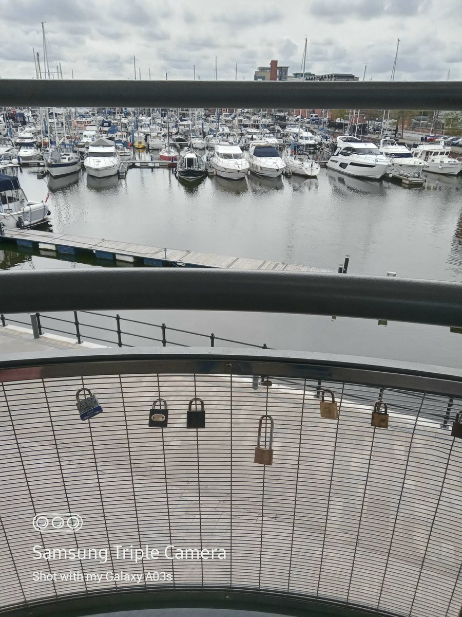 Gingerjane43's tweet photo. City of @Hull, visiting family and walking round the @Marinahull, loving all the vintage shops, and retro cafes. Hull gets bad press, but there is lots of beauty and history around. #GlassHalfFull #allaboutperspective https://t.co/G2qRxhfJSO