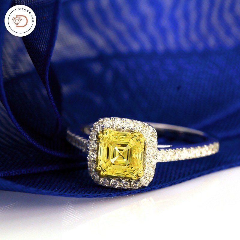 diakraff's tweet image. We are in awe of this square emerald cut, 1.26 carat, fancy vived yellow diamond😌🥰🤩⁣

#squarediamond #Diamondseller #DiakraffDiamonds