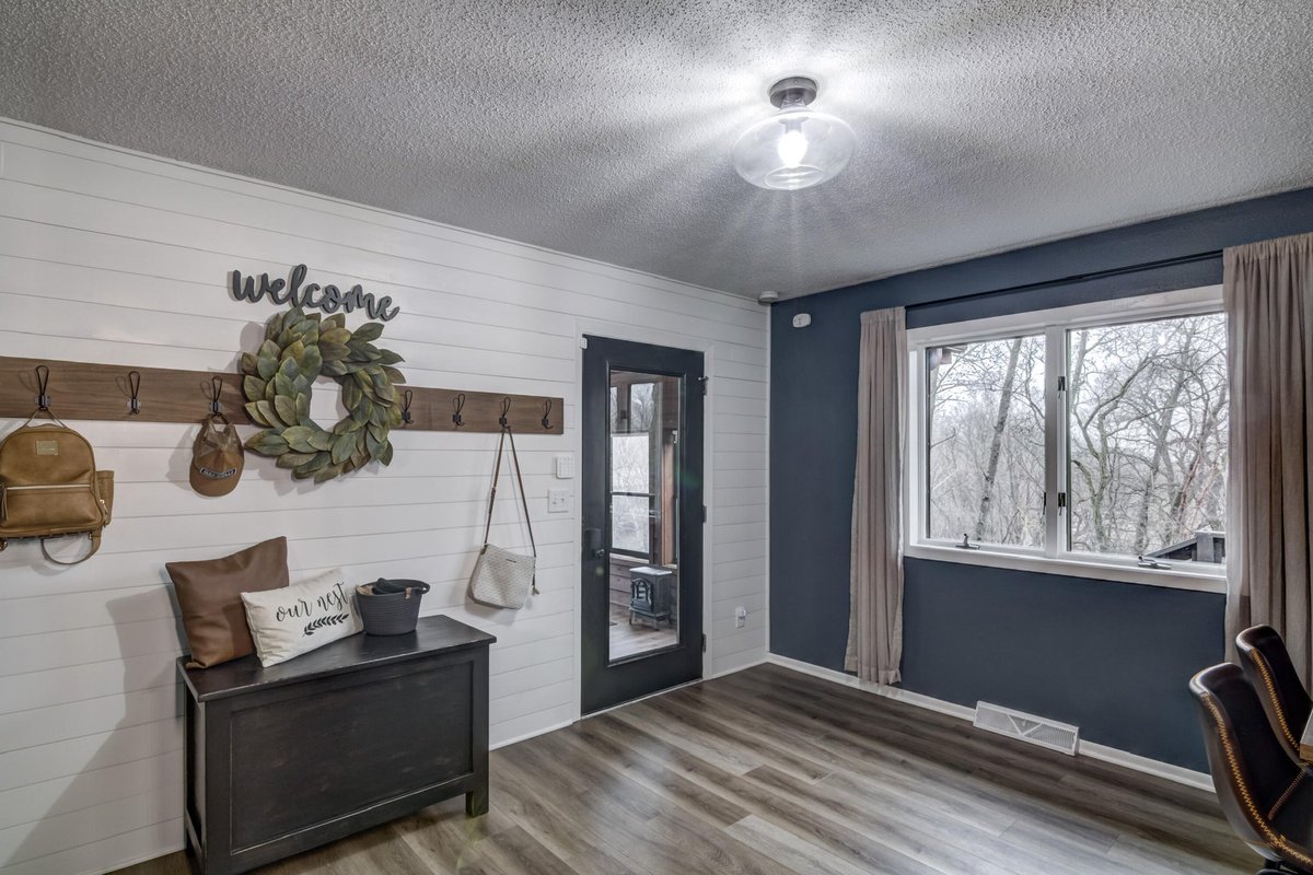 zillowgonewild's tweet photo. This $420k (lol) Onalaska, WI is a good example of what happens when your Michael’s obsession goes one sign too far https://t.co/aBDPZ0VnQY