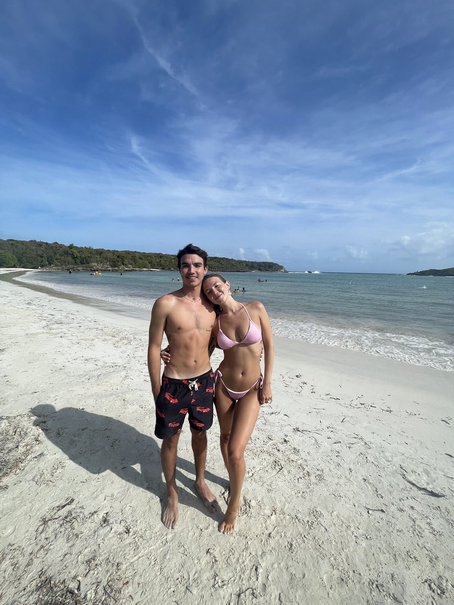 r_bennazar's tweet photo. Pal de fotitos del finde con la big sis, extrañando a @a_bennazar hasta en Vieques. https://t.co/FM7WIJJJmx