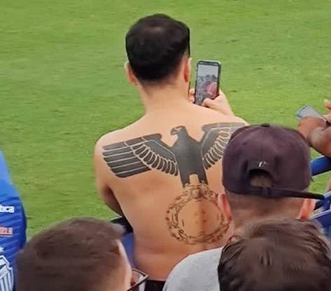 slpng_giants_pt's tweet photo. 📢 Homem exibe tatuagem nazista em jogo da Série D e time repudia a ação 

O indivíduo ainda não foi identificado, mas time promete que o mesmo está expulso de seu estádio https://t.co/7o5hA1ybso