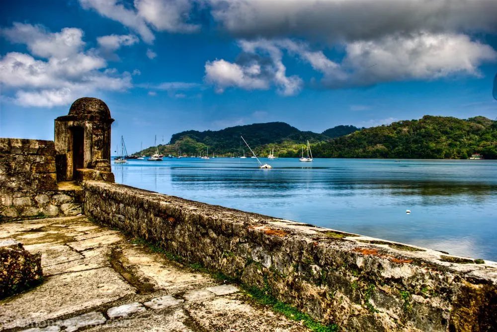 La acidificación del agua de la bahía de Portobelo y consecuente corrosión de las piedras coralinas de los fuertes, la erosión y conversión de usos de suelo son algunos de los retos que enfrenta este #patrimonio🇵🇦 ante el cambio climático.

#DIMS2022 #WHC #patrimonioyclima 3/3