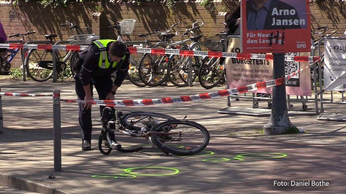 nrwaktuelltv's tweet photo. Am Ostermontag (18.04.) wollte eine Streifenwagenbesatzung der #Polizei in #Neuss einen Raser mit gefährlicher Fahrweise kontrollieren. Doch dieser gab Gas und erfasste einen Radfahrer bei der Flucht. ➡️ https://t.co/Gidq9rb9EM https://t.co/4JphjfuGnH