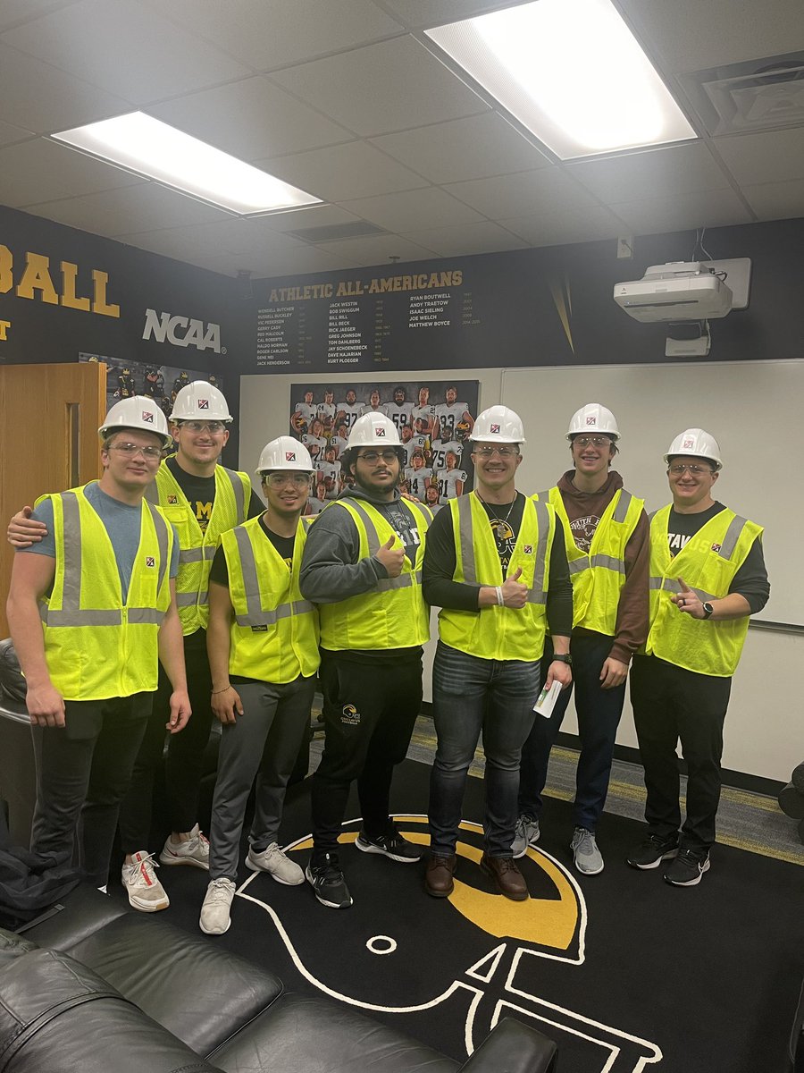 Day 1 of strength and conditioning equipment being moved into new facility!

Thank you to Coach Vine and Gustie football players for all your work.

#GET