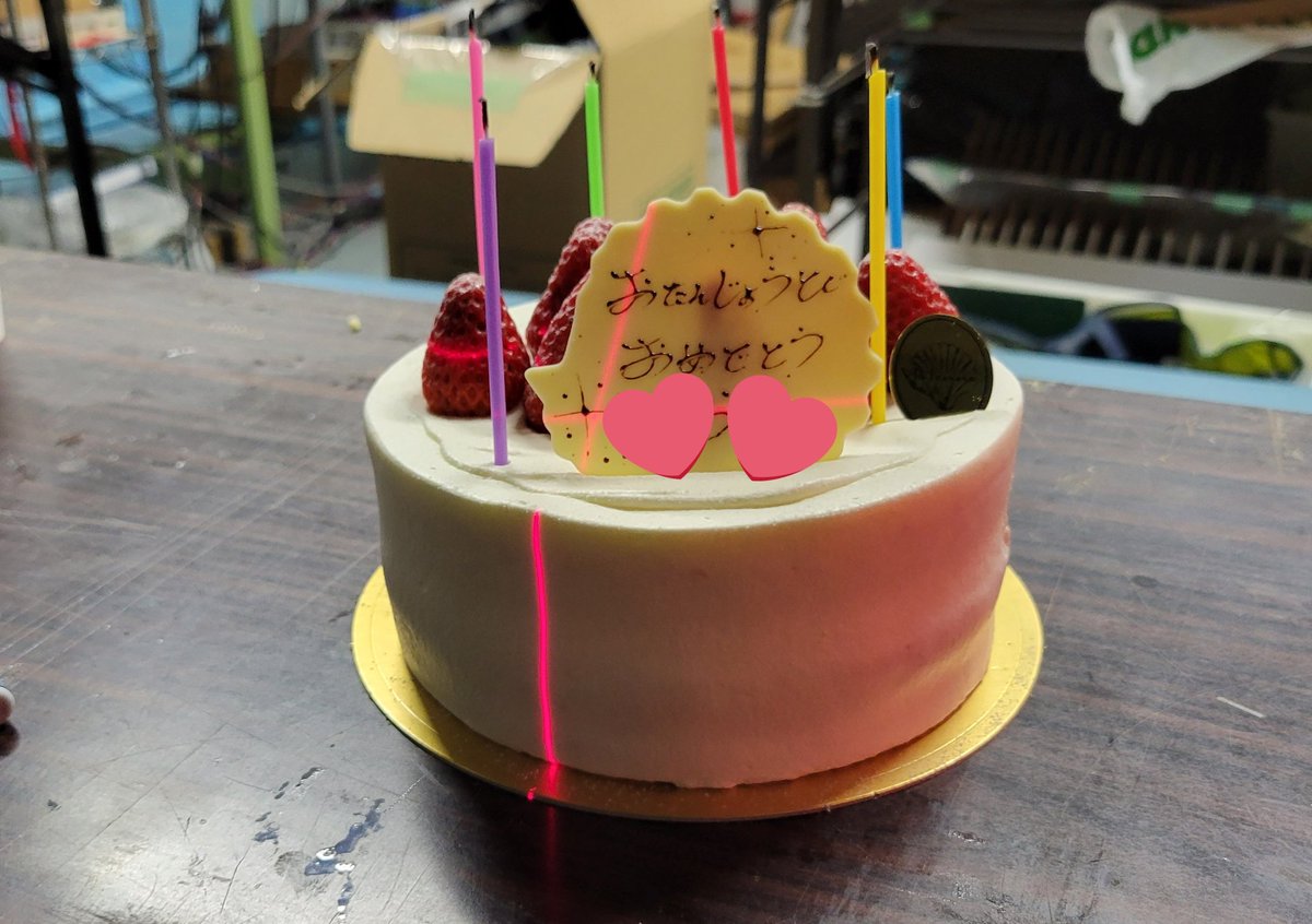 Toppotto22's tweet image. これはケーキにレーザーを当てて切る様子