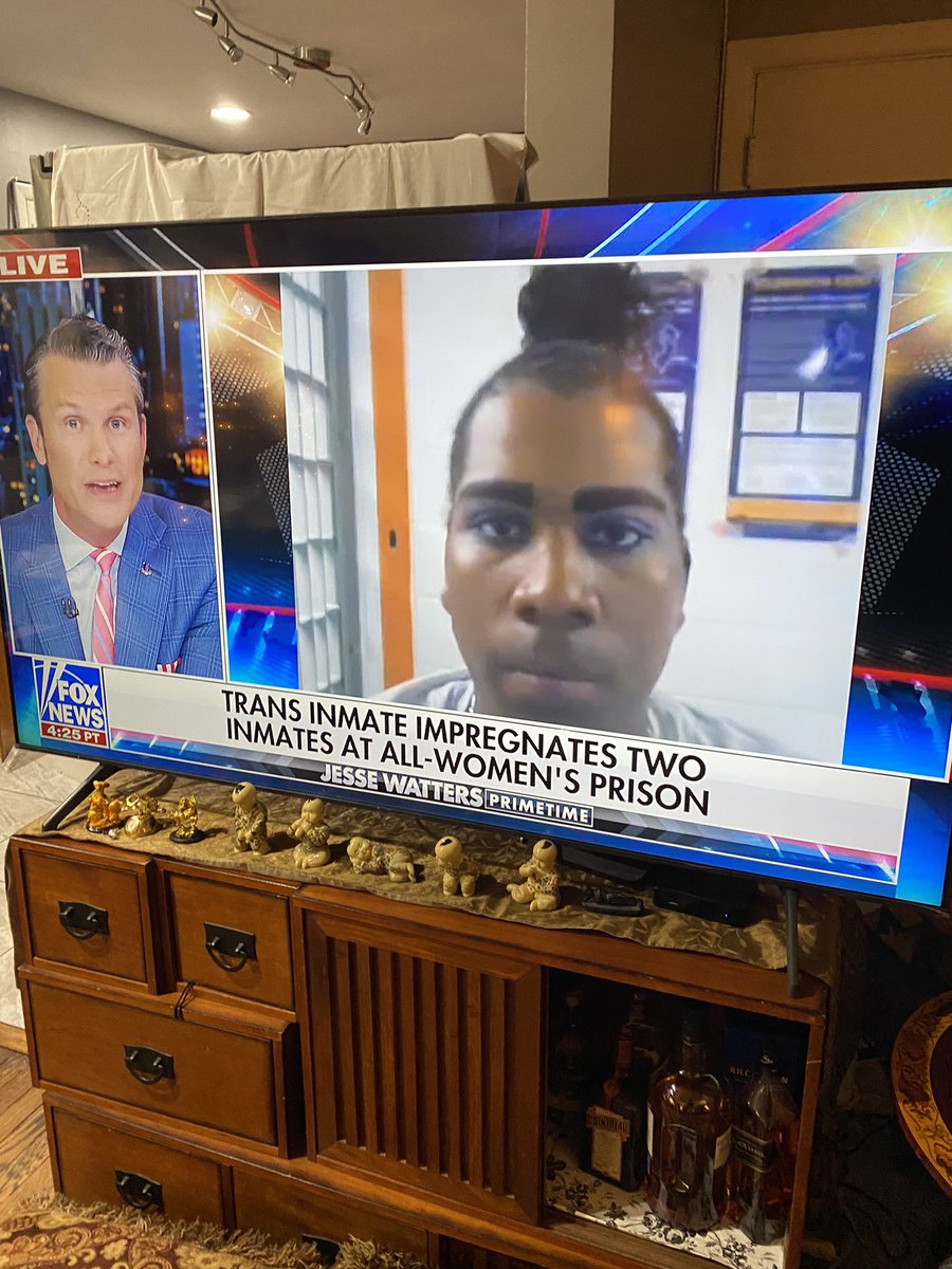 vsharm95's tweet photo. So many ppl using my photo lmao , this is @ashfromwherever living room 😂😂 https://t.co/QftuUz16uP