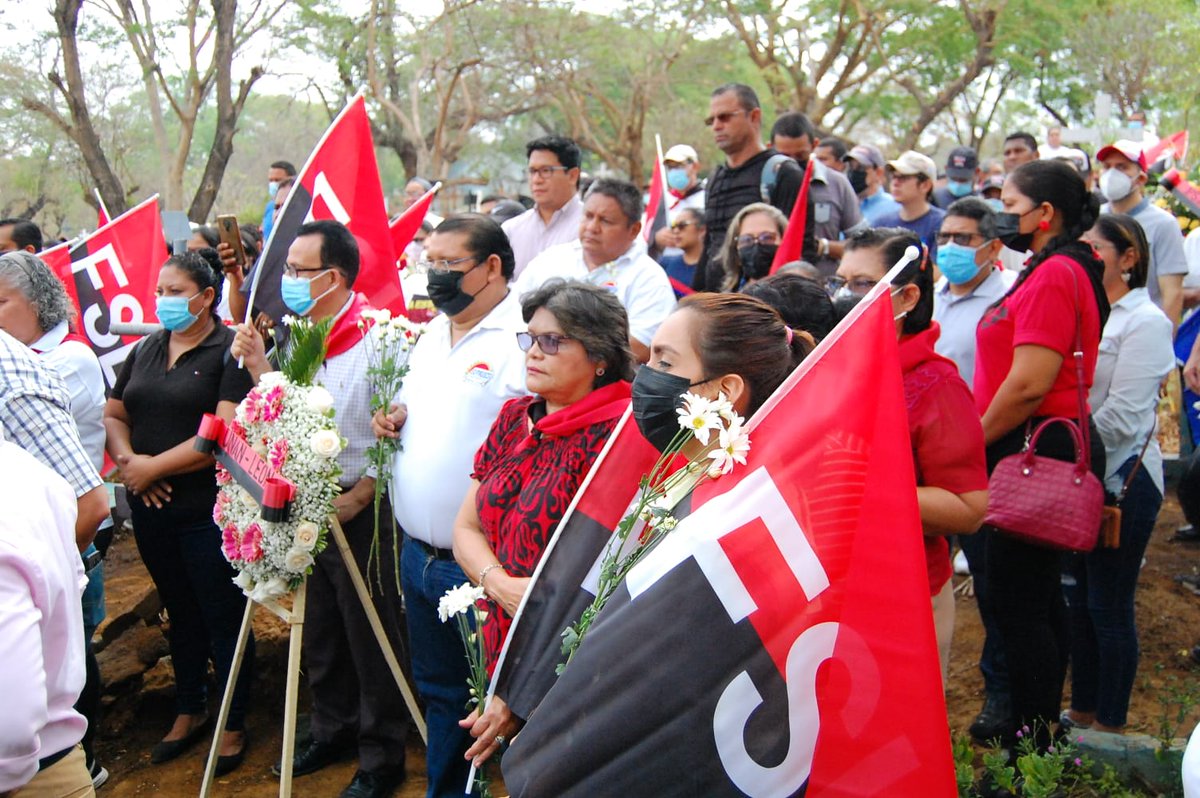 +Fotos📷| Militancia Sandinista de la ciudad de #León, colocan ofrenda floral en memoria de los héroes y mártires de #Veracruz. Honor y gloria a esos hombres y mujeres que dieron su vida por la libertad de #Nicaragua. ✊🇳🇮🔴⚫

#VeranoAmorAlegria 
#18Abril