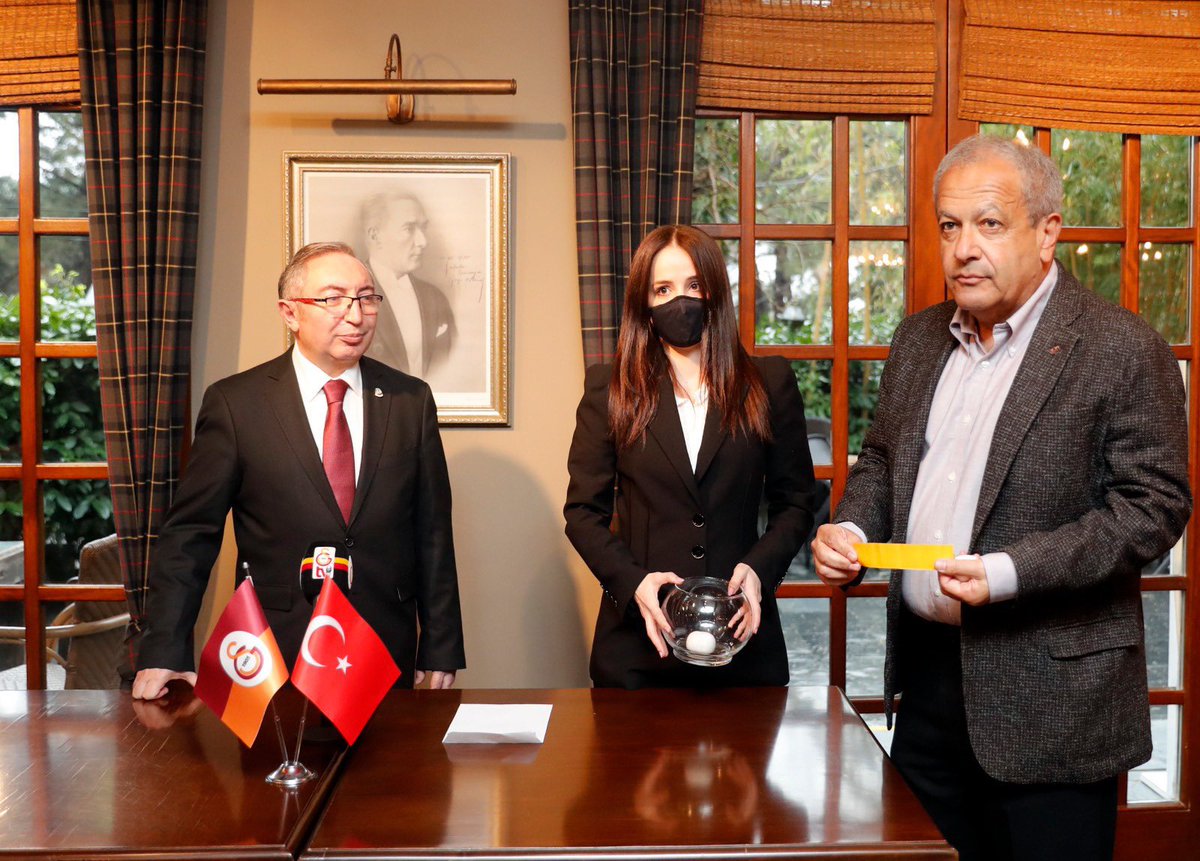 Galatasaray Spor Kulübü Olağanüstü Seçim Genel Kurul Toplantısı’nda kullanılacak oy pusulası için renk seçimi gerçekleştirildi. 🗳

🟨 Eşref Hamamcıoğlu (7102)
🟥 Metin Öztürk (5569)

<a href="/GalatasaraySK/">Galatasaray SK</a>