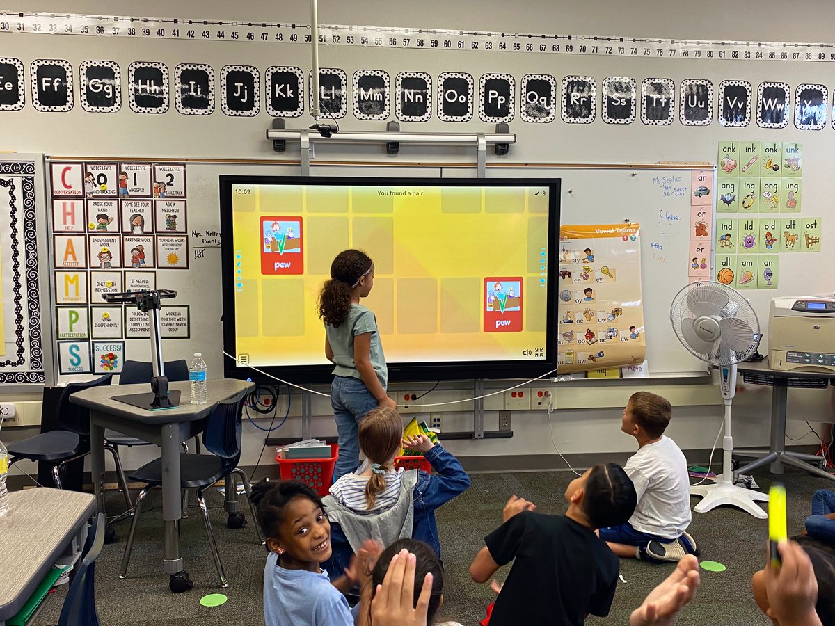 Putting the fun in FUNdations! Today we warmed up with an interactive matching game, practicing our ue, ew and oo glued sounds! #teambce