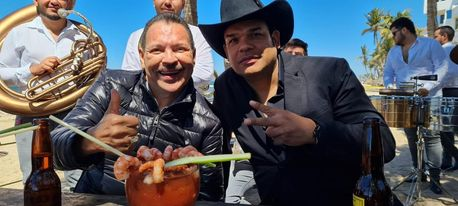 <a href="/marcoylajerez/">Marco y la jerez</a>  voz y líder de La Banda Jerez une su talento a un grande del regional mexicano; <a href="/Julio_Preciado_/">Julio_Preciado_</a>  con quien grabó el tema “Dos Hojas sin rumbo” hicieron el video en días pasados en las playas de Mazatlán, Sinaloa.