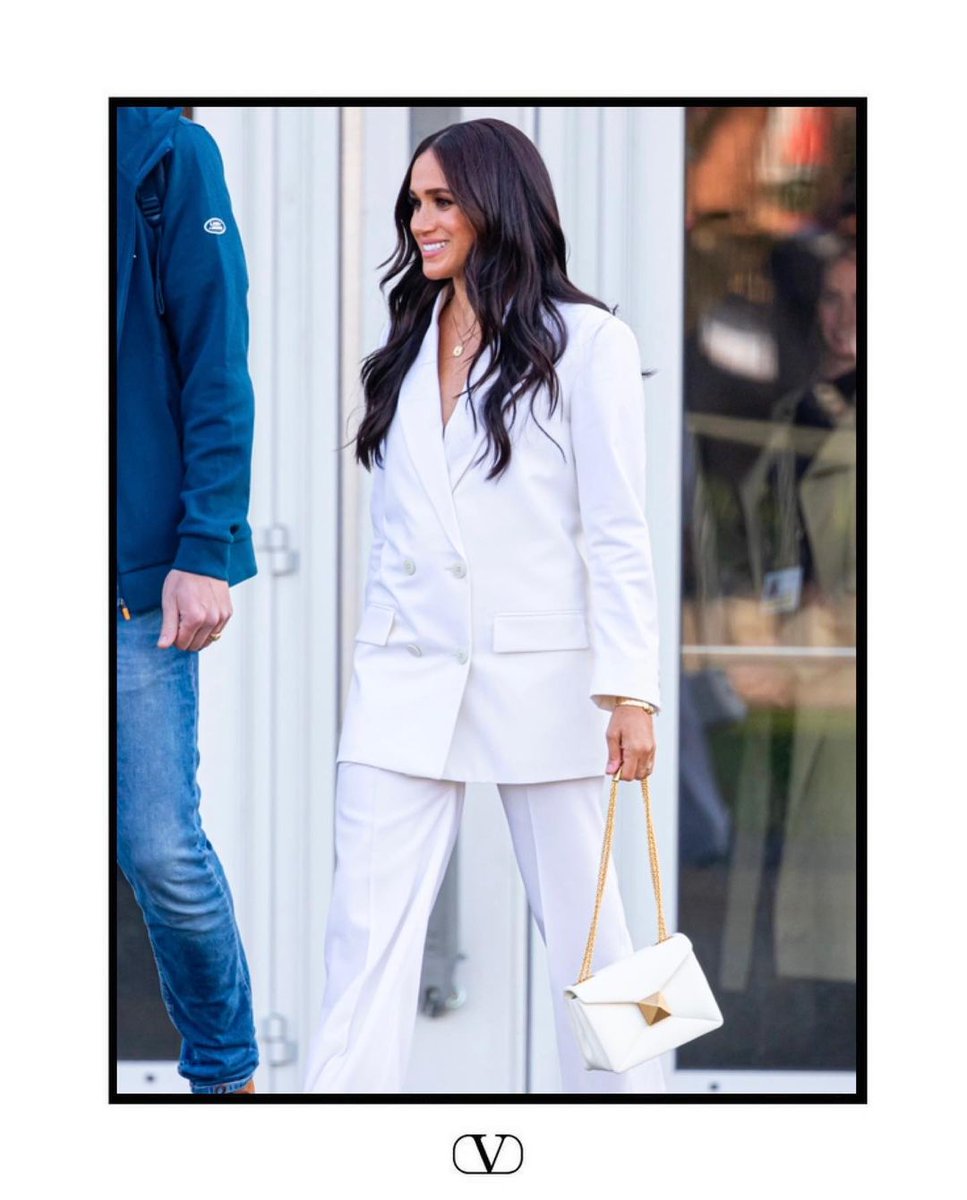 #MeghanMarkle attended a reception ahead of the #InvictusGames in The Hague wearing a white Valentino suit and matching #VALENTINOGARAVANI #OneStudBag 

#InvictusGames