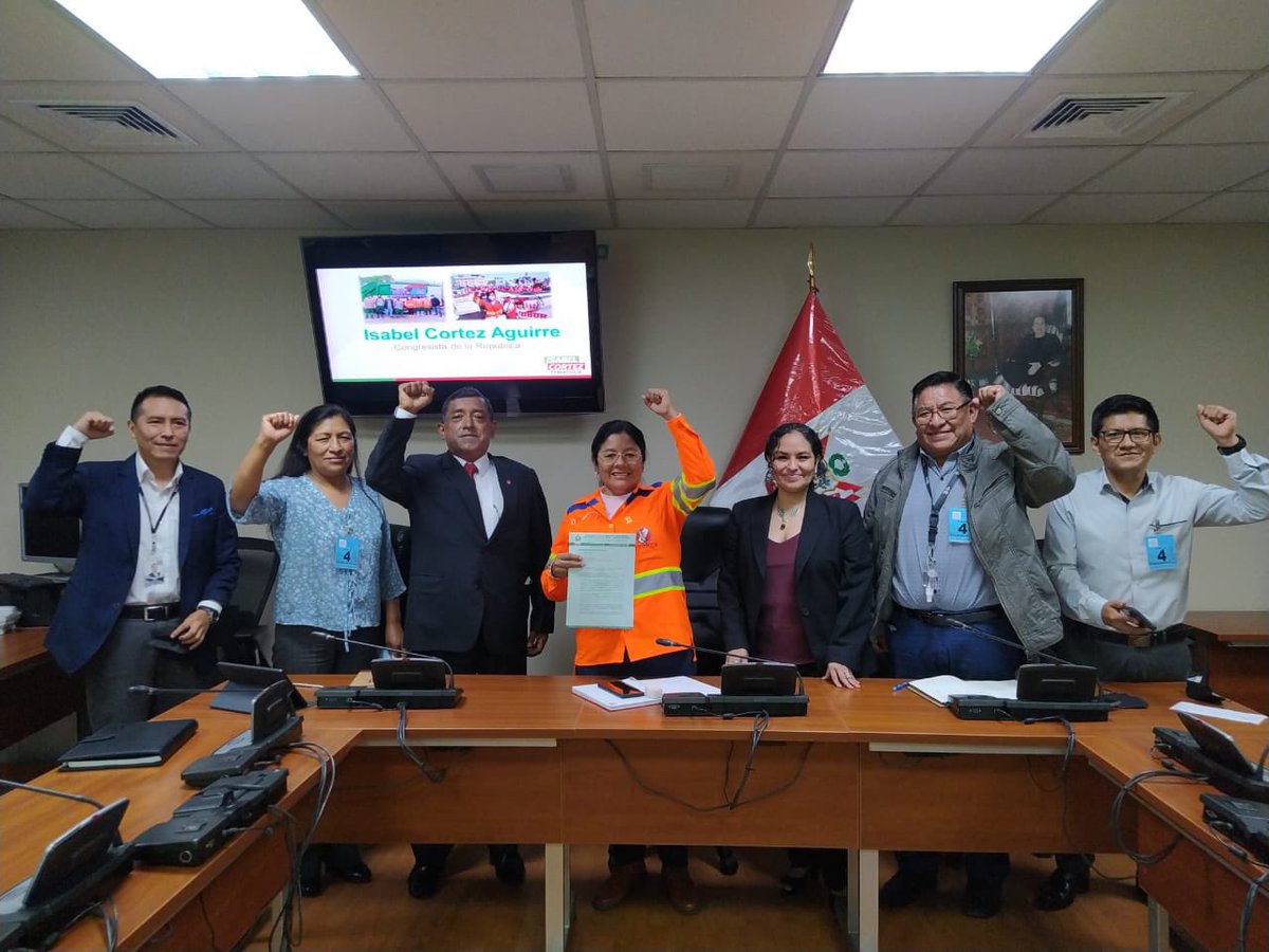 Nos reuniomos con parte la Junta Directiva de la FED CUT, quienes me comentaron la problematica de los compañeros de su sector y de la necesidad de ampliar el pase de los trabajadores de ESSALUD CAS a 728.