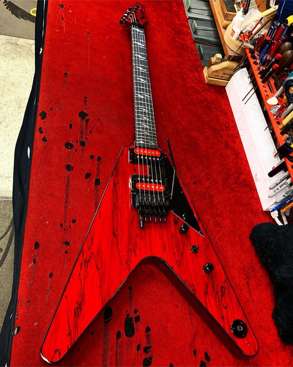 Metal Monday! 
🤘🏼🤘🏼Have a great week! 
.
Repost from @airborne5150

Dean USA V Custom in Trans Red for @jamessteeleproject 🤘🏽🇺🇸🎸
#allamerican #americanmade #customshop #customguitar #customguitars #customwiring #deanguitar #deanguitars