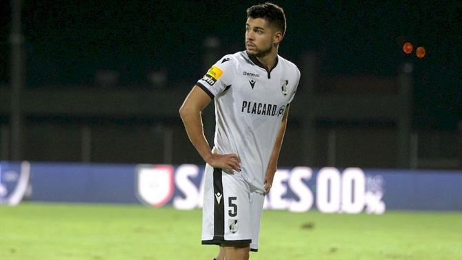 O Corinthians analisa a situação do português Rafa Soares, lateral esquerdo do Vitória de Guimarães.

O jogador está em final de contrato e chegaria da mesma maneira que Rafael Ramos.

🗞 [<a href="/LuisCoelho51/">Luis Pinto Coelho</a>]
