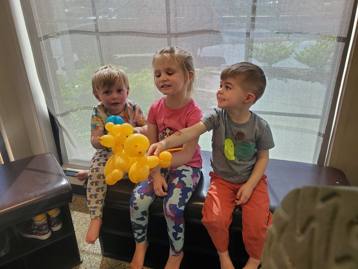 RhodesJared's tweet photo. #cfaolivebranch Mr. Goober a chickfila delivery driver hooked up the children with balloons while we waited for food! https://t.co/GZWrOwduin