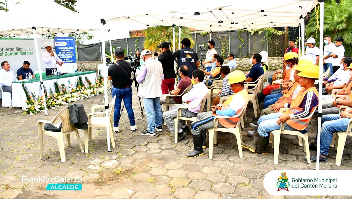 Hoy en un evento simbólico, realizamos la ubicación de la primera piedra de la Regeneración Urbana de las calles Cuenca, Sucre, Don Bosco y Av. 29 de Mayo de la ciudad de Macas.
Para el acto de colocación de la primera piedra estuvo presente el alcalde Franklin Galarza.