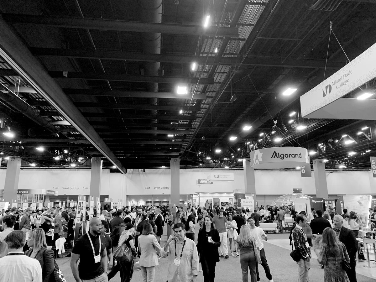 leysbostrom's tweet photo. It’s all about exploring the white space. Where can you find opportunities to better meet customers’ needs? #startup #entrepreneurmindset #entrepreneur #eMergeAmericas #eMergeAmericas2022 @eMergeAmericas https://t.co/Hu9h15jhBA