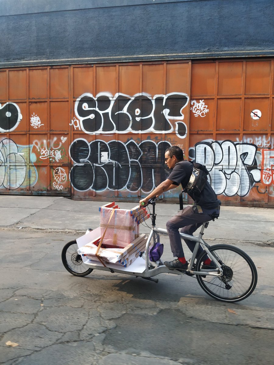estudiolalo's tweet photo. Fabricación de mobiliario responsable / entrega responsable ! Encontrando las mejores soluciones para no depender del auto en una Ciudad tan caotica como #CDMX #bikemessengers #messlife #localcouriers #furnituredesign https://t.co/C7KhviLvpM