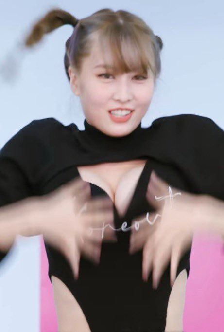 twicefancan's tweet photo. #HなTWICE https://t.co/Uzv7rw0co1