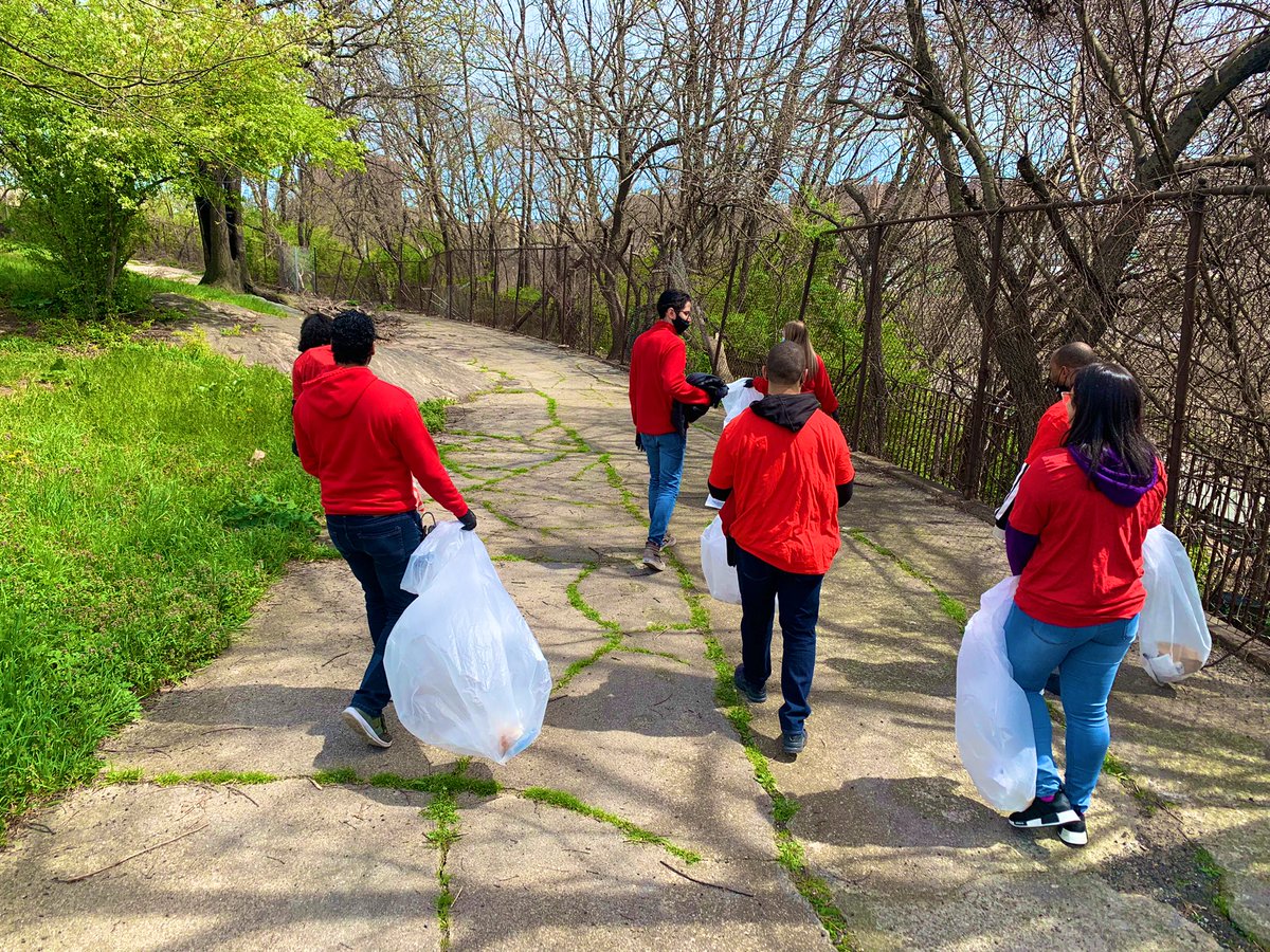 PaulJDTGT's tweet image. The T3329 Washington Heights team had a blast volunteering to clean up our local Park. “The smallest act of kindness is worth more than the grandest intention”- Oscar Wilde #NationalvolunteerWeek2022 #Earthweek #R400community @LeahDevlin11 @tcordara @SandyTGT @KellyMcGarrity