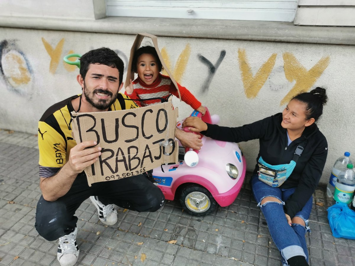 cabezamartini's tweet photo. Edgar López está buscando trabajo. Su teléfono de contacto es 092 502 355. Hace 8 días están en la calle con su familia. La nena tiene 4 años. Va a la escuela, pero estos días ha tenido que faltar. Están en Propios y Joanicó. Hace lo que le ofrezcan. Realmente lo necesitan. https://t.co/mSFTAH4CyO