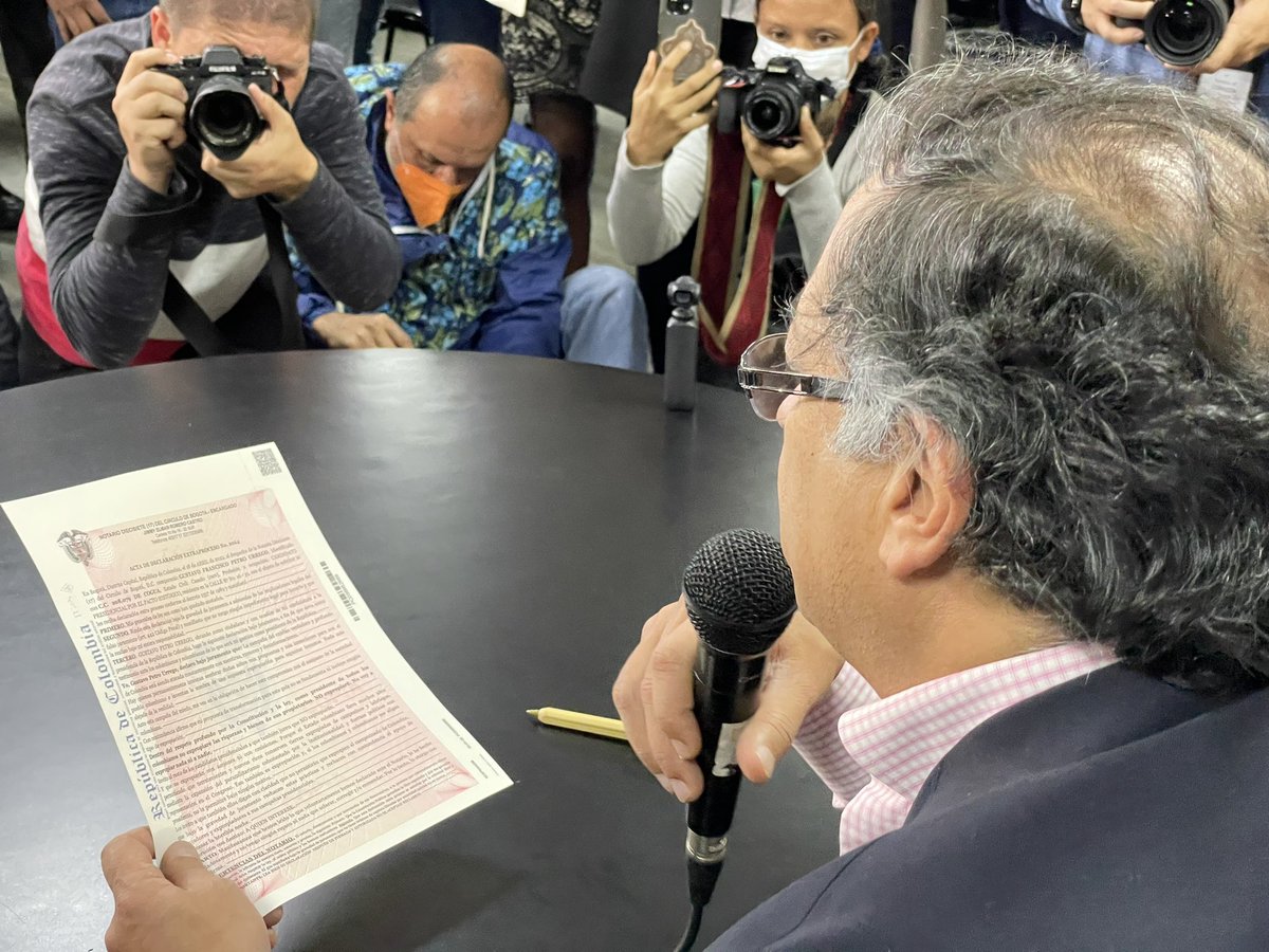 GustavoBolivar's tweet image. #SecayóLaTrampa
Petro y Francia firman ante notario el compromiso de no expropiar nada ni a nadie. 
FAVOR DIFUNDIR #PETRONOEXPROPIARÁ