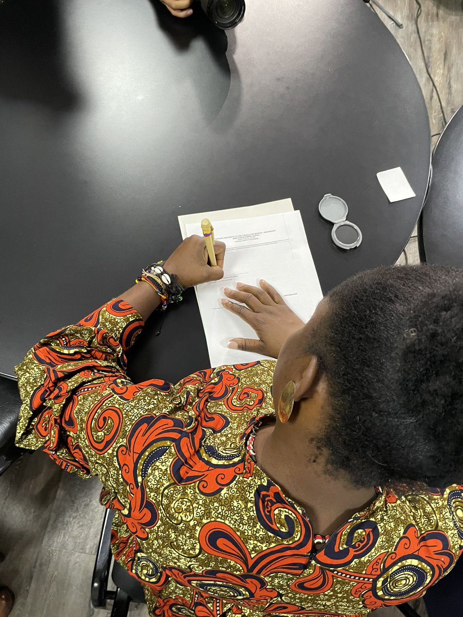 GustavoBolivar's tweet image. #SecayóLaTrampa
Petro y Francia firman ante notario el compromiso de no expropiar nada ni a nadie. 
FAVOR DIFUNDIR #PETRONOEXPROPIARÁ