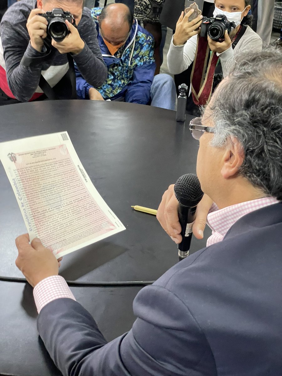 GustavoBolivar's tweet image. #SecayóLaTrampa
Petro y Francia firman ante notario el compromiso de no expropiar nada ni a nadie. 
FAVOR DIFUNDIR #PETRONOEXPROPIARÁ