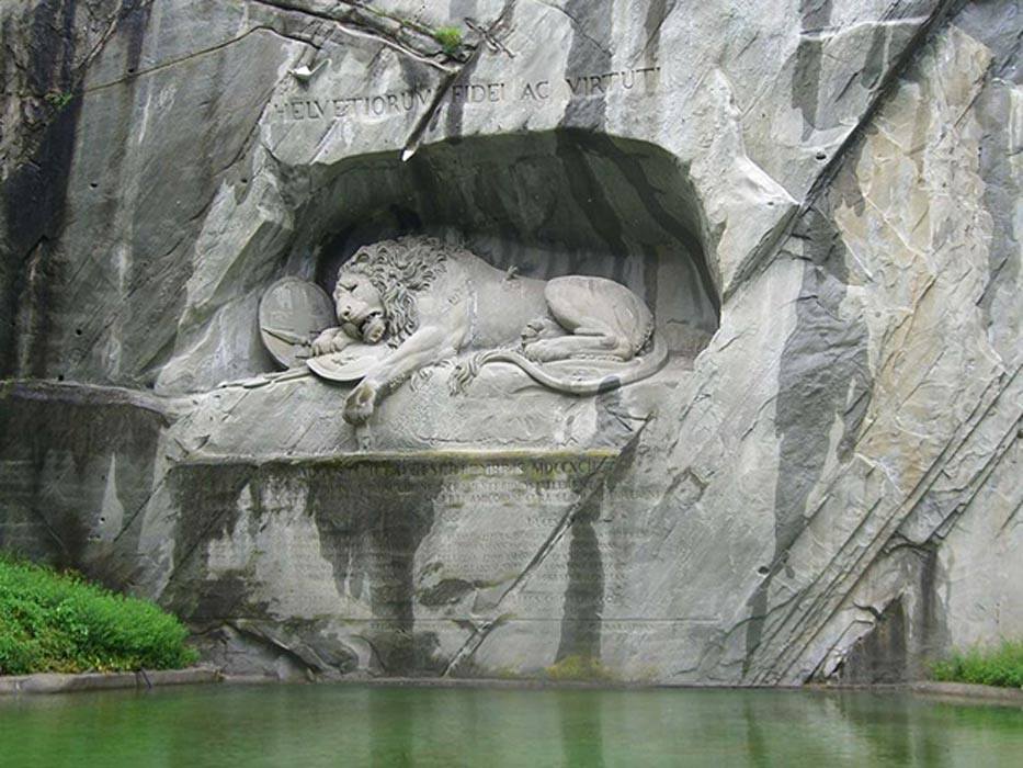 AraceliRego's tweet photo. Leon de Lucerna,Esculpido a principios del siglo XIX, la intención de los creadores del León de Lucerna fue conmemorar a los Guardias Suizos que perdieron sus vidas en 1792 durante la Revolución Francesa. #escultura #arte https://t.co/yhgNKRtPED