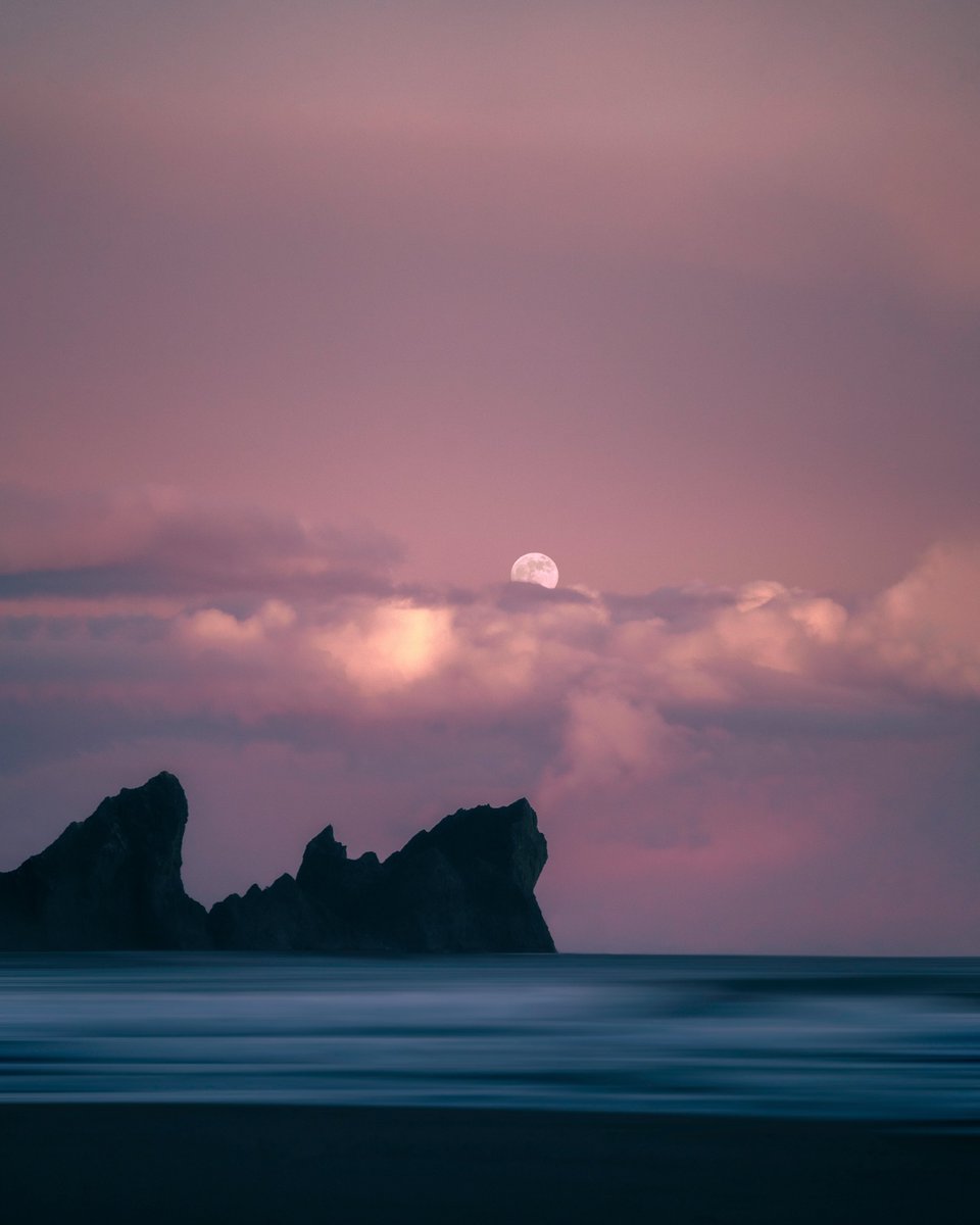 Gm! Is this rock howling or vaping? 🐺
