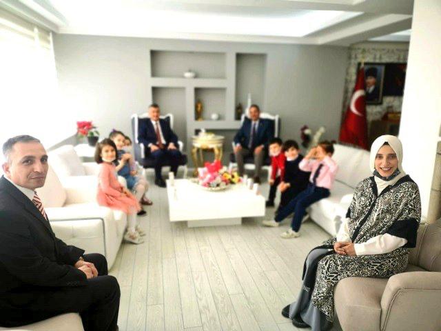 23 Nisan Ulusal Egemenlik ve Çocuk Bayramı etkinlikleri kapsamında Okulumuz 5 YAŞ - A sınıfı öğretmenimiz Fatmanur Aksoy AYDIN ve öğrencileriyle birlikte Kaymakamımız Cevdet ERTÜRKMEN’i makamında ziyaret ederek, çiçek takdim ettik