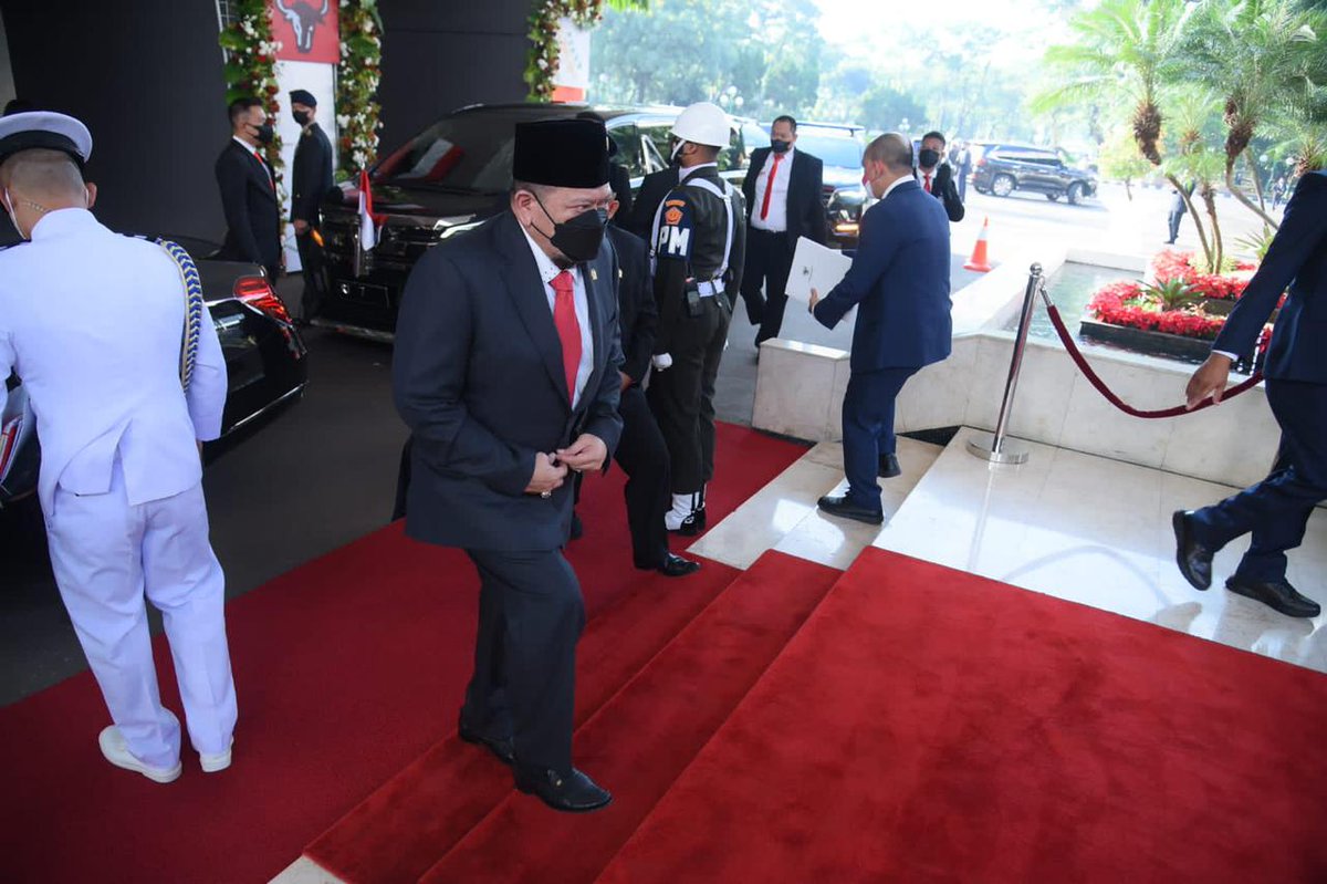 SedulurAzis's tweet photo. Peringati Konferensi Asia-Afrika, LaNyalla Ingatkan Kasus Sri Lanka yang Terjerat Utang sebagai Alat Kolonialisme Baru
https://t.co/mTIxFdxAZ8
@LaNyallaMM1 @KemenkeuRI
#srilanka #asing #aseng #kolonialisme #hutang #PDB https://t.co/3bPMy33Ug7