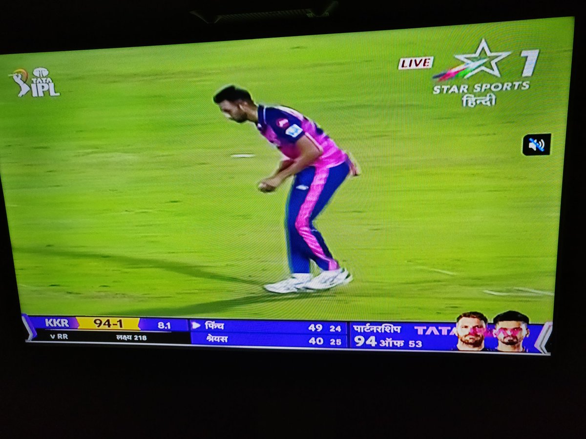 Im_Max05's tweet photo. Narine got out on first ball, afterwards these two are playing from 0.1 to 8.1 how on earth they have Played 53 balls where only 48 legal deliveries bowled to them 👀. Your math is blowing my mind. #RRvKKR
@IPL @StarSportsIndia https://t.co/C4z6AAwbyk