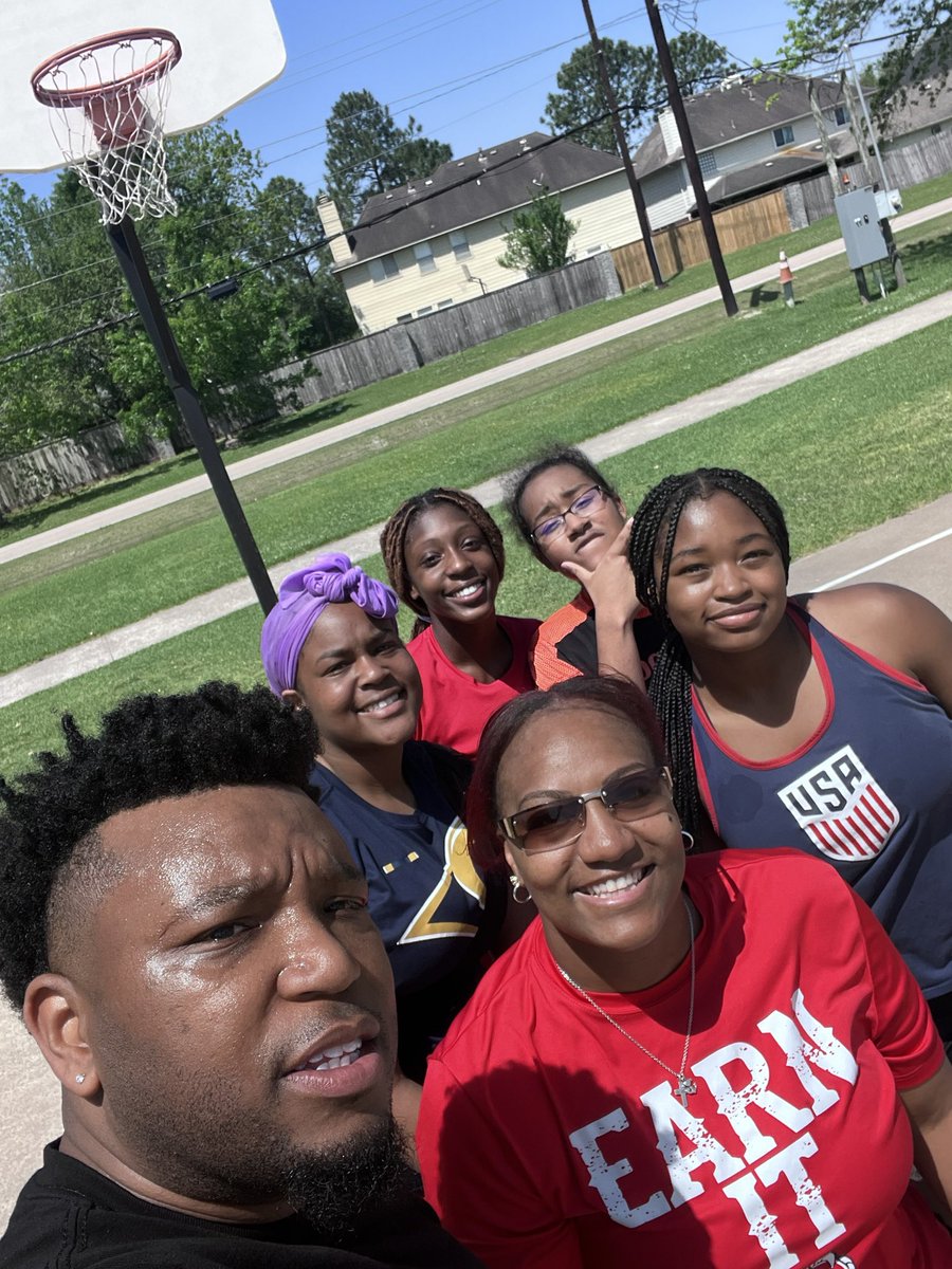 Easter Monday Hooping with c/o 2023!   @Nkohl19 <a href="/xxiiara/">ziara</a> <a href="/KennedyMFord/">Kennedy Ford</a> #hoopdreams