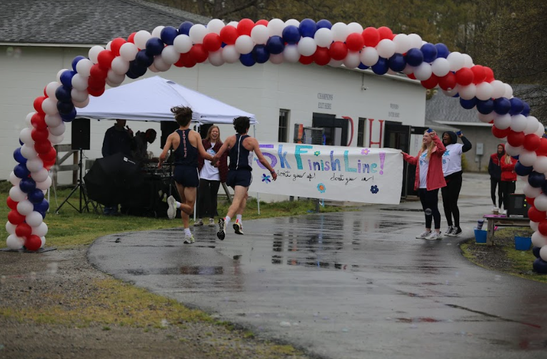 PatriotsPhhs's tweet photo. Today we hosted our student run and created 5K in conjunction with the Speak Up Club to promote Mental Health. We were able to raise proceeds for the Suicide Awareness Foundation by hosting this race. 

#PHamily #uniPHied #responsiblecitizen #profileofahanovergraduate https://t.co/QVOejpI6Gt