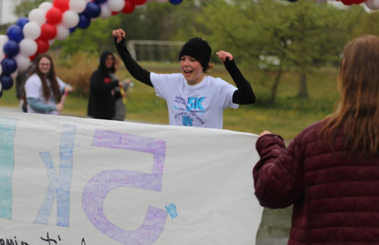 PatriotsPhhs's tweet photo. Today we hosted our student run and created 5K in conjunction with the Speak Up Club to promote Mental Health. We were able to raise proceeds for the Suicide Awareness Foundation by hosting this race. 

#PHamily #uniPHied #responsiblecitizen #profileofahanovergraduate https://t.co/QVOejpI6Gt