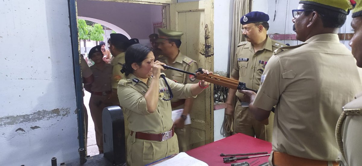 Igrangelucknow's tweet photo. हरदोई के वार्षिक निरीक्षण के दौरान पुलिसकार्यालय कीसमस्त शाखाओं एमटी,आर्मरी,बैरक,पुलिसलाइनआदिका निरीक्षण किया गया व अपराध समीक्षा गोष्ठी करअपराधियों के विरुद्ध प्रभावी कार्यवाही हेतु निर्देश दिए जा रहे हैं। "ग्राम सुरक्षा समिति पुस्तक"का विमोचन सदस्यों की उपस्थिति में किया गया। https://t.co/7HWDGo5vgJ
